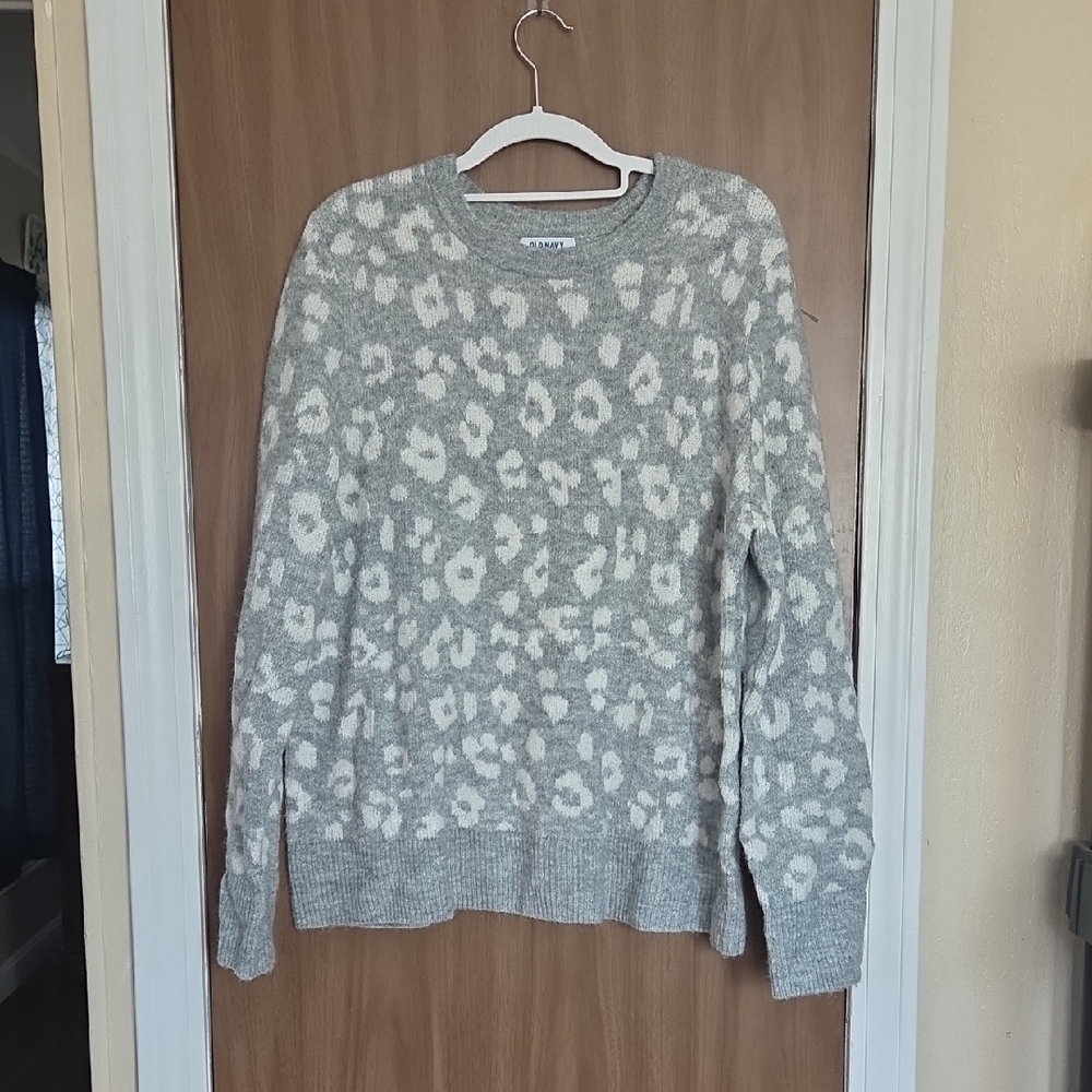 Old Navy Gray and Cream Leopard Print Sweater